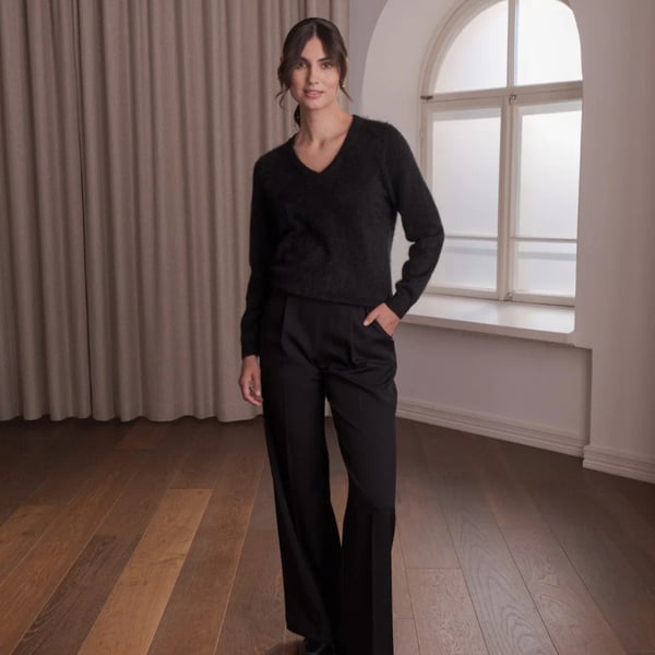 Kaira V-neck Brushed Cashmere Sweater black Original Story 