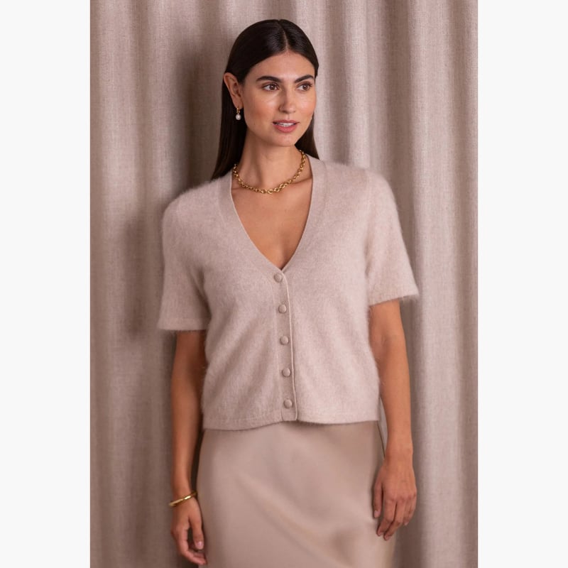 Lyhythihainen Karlian-kashmirneuletakki V-kaula-aukolla, Latte, Original Story