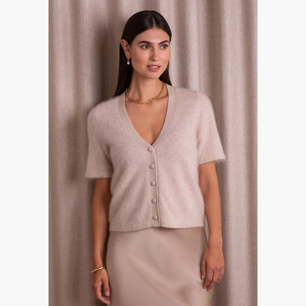 Lyhythihainen Karlian-kashmirneuletakki V-kaula-aukolla, Latte, Original Story