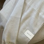 Logo Throw white sand Gant Home  — kuva 2