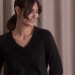 Kaira V-neck Brushed Cashmere Sweater black Original Story  — kuva 2