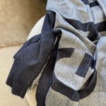 Logo Throw evening blue Gant Home  — kuva 2