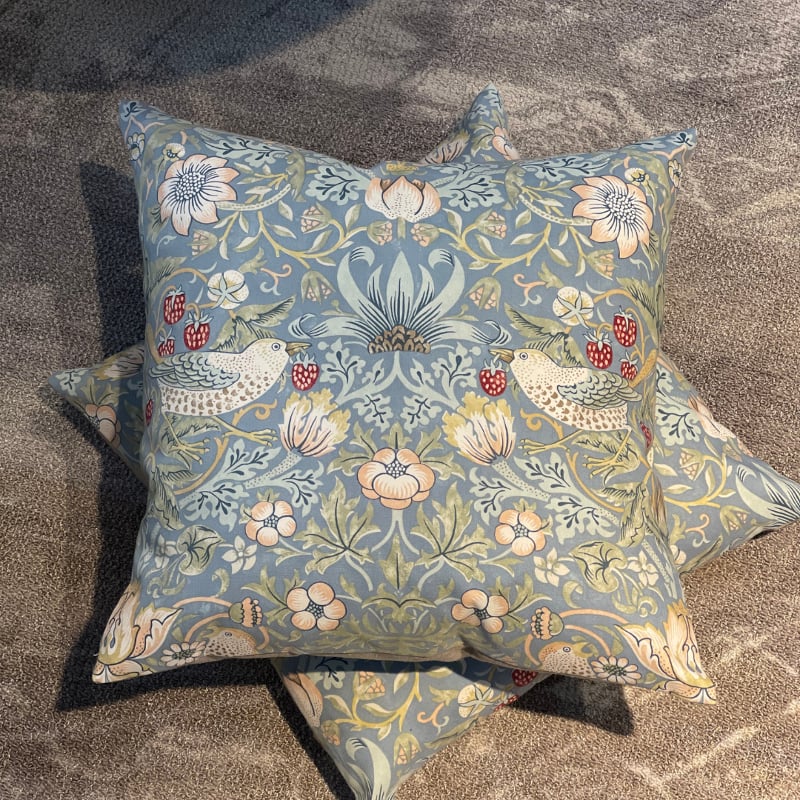 Morris Strawberry Thief Cushion Cover 50x50 red 