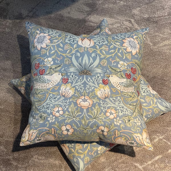 Morris Strawberry Thief Cushion Cover 50x50 red 